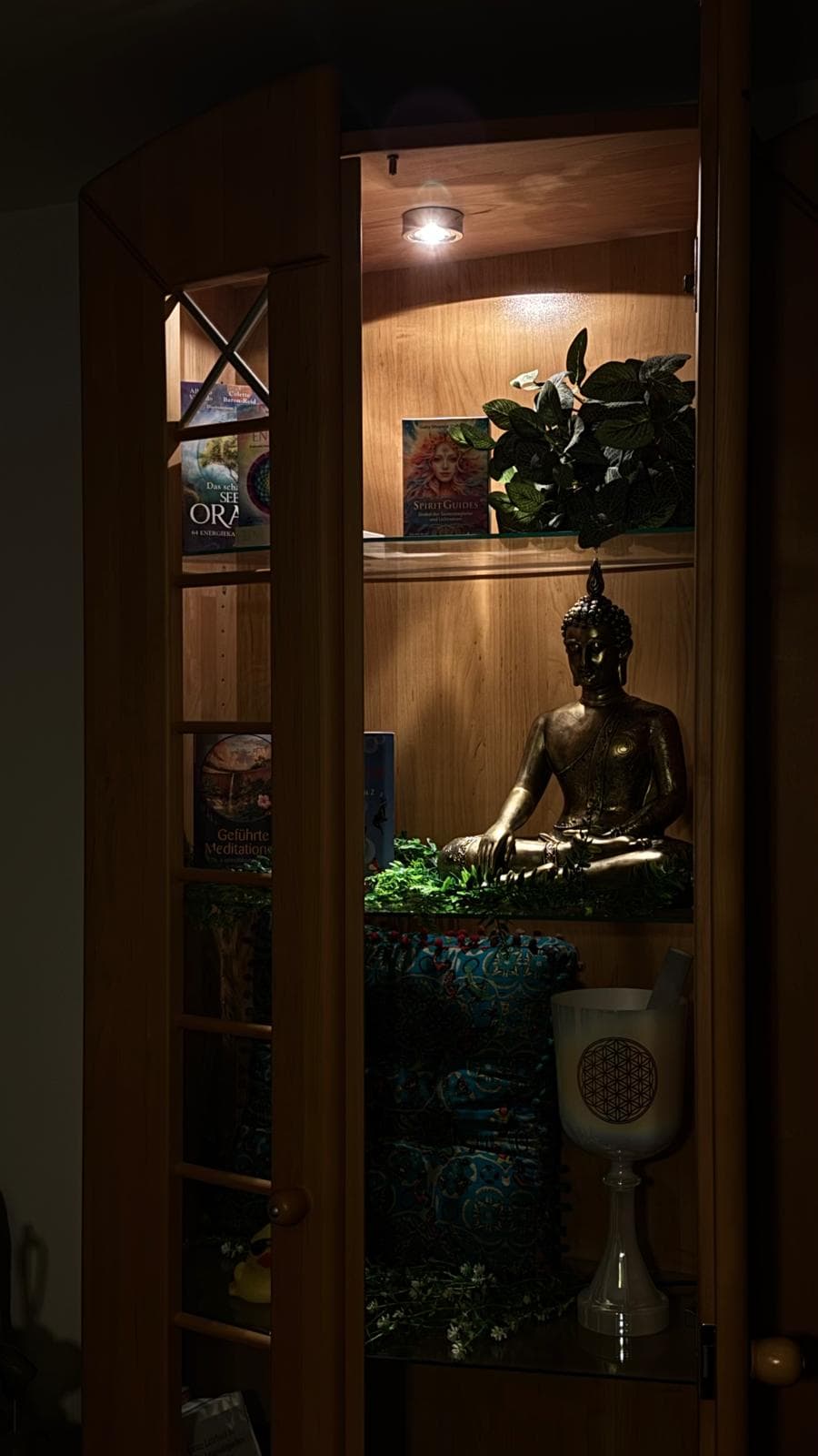 Kristallvitrine mit Buddha-Figur und Kristallklangschale